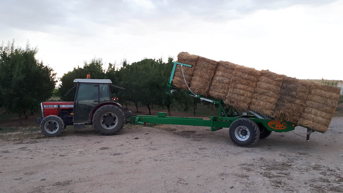 Remolque agrupador de alpacas de paja - Talleres Val
